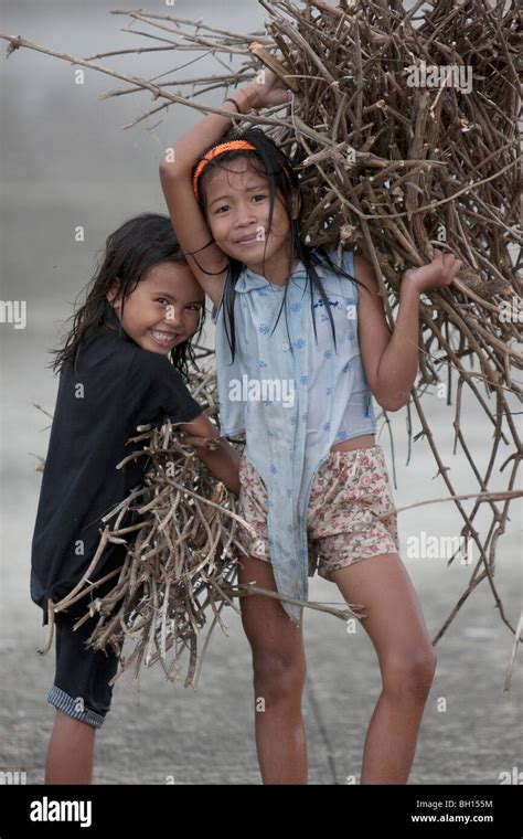 Filipina Girls Carrying Firewood Cebuphilippines Stock 20 Min Pov Video