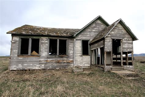 A completely remodeled farm house (2nd fl.) in the center of door co., close to sturgeon bay + convenient to egg harbor + jacksonport coast. Free Images : architecture, structure, wood, building ...