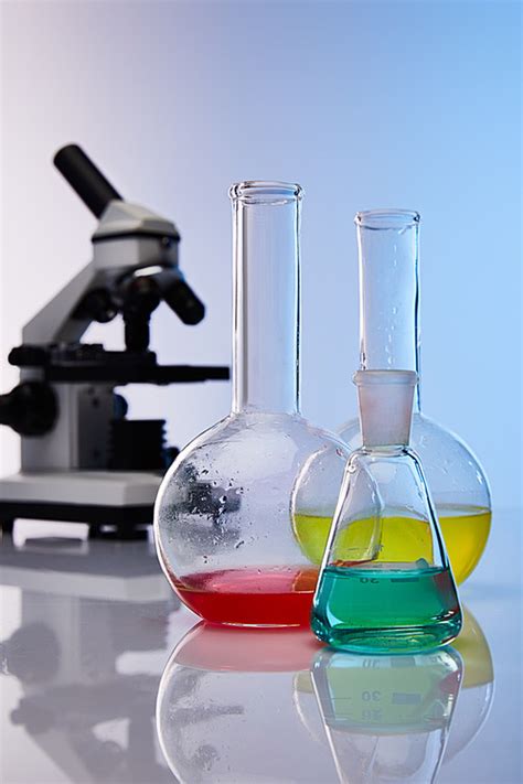 유토이미지 Selective Focus Of Glass Flasks With Colorful Liquid Near