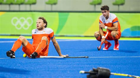 Karl blijft in 'villa sporza' tot en met de finale van het ek voetbal, op zondag 11 juli in londen. Belgen lachen om hockeyers: 'Dit is waar sport om draait ...