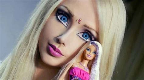 Hon är Känd Som En Levande Barbie Visar Sig Utan Smink