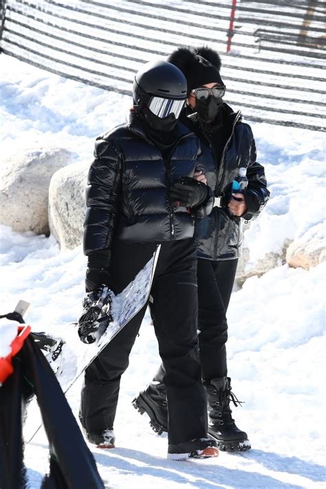 Kylie has one full sibling, kendall jenner. Kylie Jenner - Hitting the Bunny Slopes in Aspen 01/01 ...
