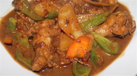Add in the coconut milk, soy sauce, vinegar, sugar, pepper/peppercorns, bay leaves, garlic, and chili. Mely's kitchen: Special Adobo sa Gata