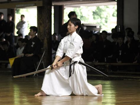 Samurai adalah sama dengan kesatria pada genggaman pedang diadakan di kedua tangan ke sisi kanan badan, bengkok siku kanan dan siku kiri sedikit bengkok, memegang pedang di atas pinggang. Sejarah Katana, Pedang Samurai Jepang yang Terkenal ...