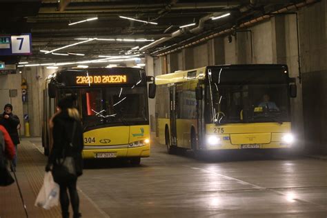 Parking lotnisko katowice pyrzowice bardzo miła obsługa, sprawny przejazd na lotnisko, auta które zawożą i odwożą klientów są bardzo dobrze oznaczone przez co widać je z daleka. Trzy linie autobusowe wróciły na stałe trasy. Mają ...