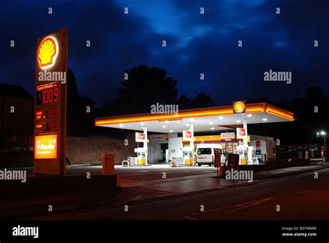 Night Time Shell Petrol Station Hi Res Stock Photography And Images Alamy