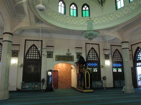 Masjid ini dibangun pada tahun 1549 oleh sunan kudus. Inilah 5 Masjid Bersejarah di Singapura