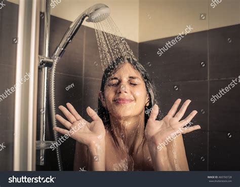 シャワーを浴びた女の子写真素材460760728 shutterstock