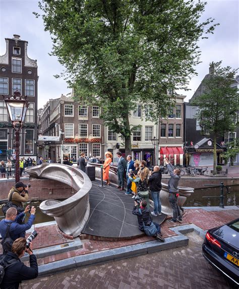 The Worlds First 3d Printed Steel Bridge Opens In Amsterdam My