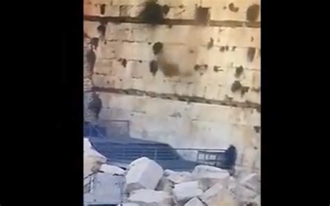 Stone That Fell From Western Wall Removed For Examination Jewish News