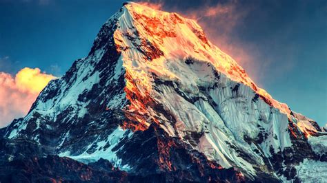 A Beautiful Shot Of Everest At Sunset Wallpapers