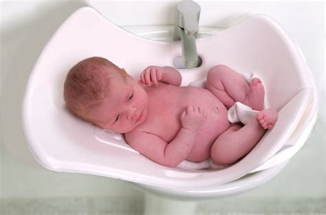 Costzon baby bathing table and tub. Puj Infant Sink Tub- The Soft and Foldable Baby Bath Tub