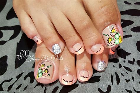 Empezamos con las tendencias 2020 de uñas decoradas de pies donde se mezclan colores, técnicas y estilos como es este modelo en rosa, con francesa en. #pedicure #mandalas #pedicura #nailart | Manicura de uñas ...