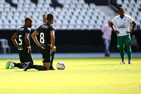 Estádio santa cruz 29.292 seats. Botafogo Players Display Banner Protesting Football's ...