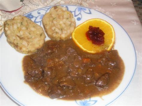 Hirschgulasch nit Serviettenknödel und Preiselbeeren