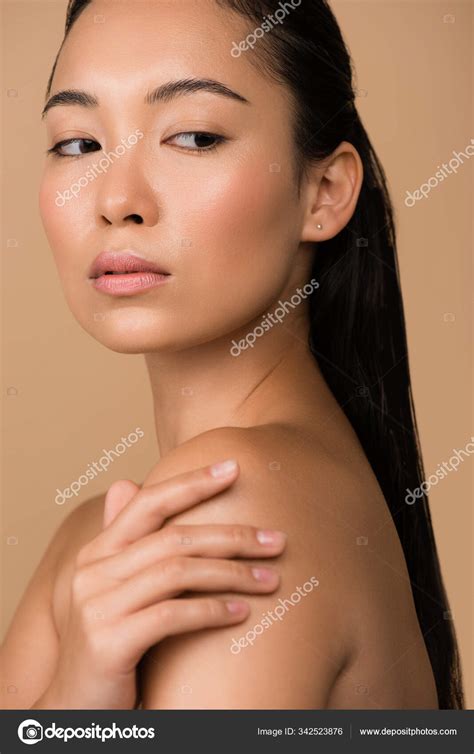 美しい裸のアジア系の少女がベージュで隔離され — ストック写真 © vitalikradko 342523876