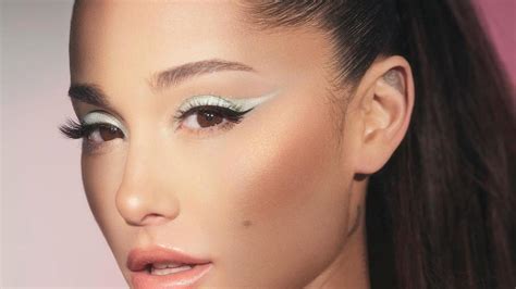 Ingin Tampil Bold Ini Tutorial Winged Eyeliner Ala Ariana Grande Beauty