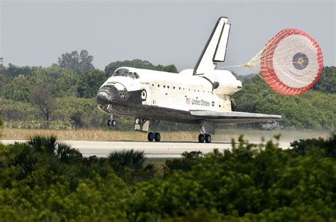 Space Shuttle Discovery Returns To Earth