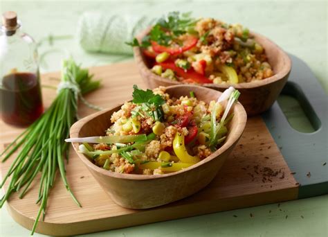 In der zwischenzeit wascht und schnippelt ihr schon einmal tomaten und spitzpaprika. Couscous-Salat, lecker würzig - Schnelle Rezepte