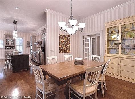 Trisha Yearwood Puts Her Brentwood Home On Sale For 22m Daily Mail