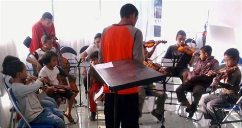 Oiww Madagascar Builds Home For Orphans With Violins Madagascar