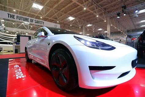 Weißer Tesla Model 3 Frontansicht Und Supercharger Ladesäulen Mit Led