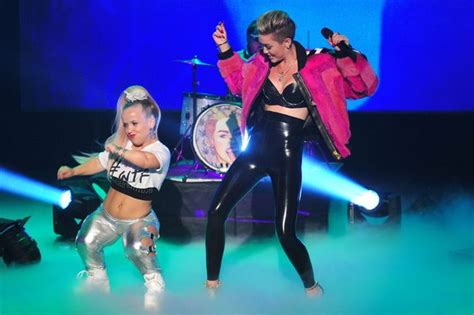 Miley Cyrus On Alan Carr Chatty Man With Mtv Vma Foam Finger Mirror Online