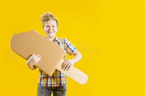 un chico lindo sostiene un helado enorme en un palo en sus manos una adolescente alegre con un