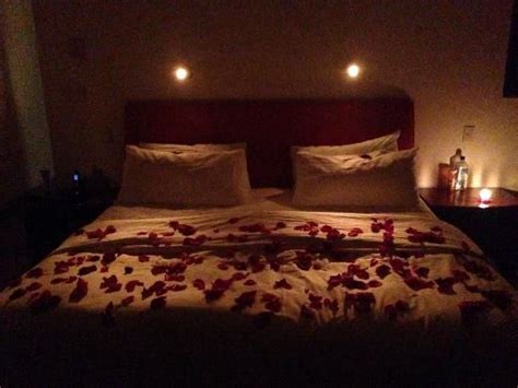 Rose Petals On Bed With Candles Romantic Room Romantic Hotel Rooms