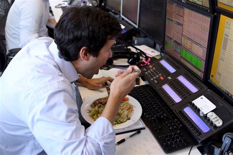 Enam Alasan Anda Harus Makan Siang di Luar Kantor | Republika Online