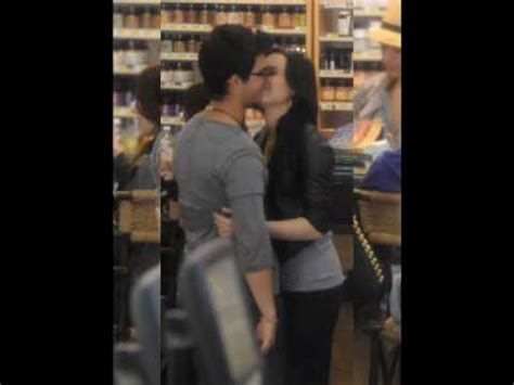 Joe Jonas And Demi Lovato Kissing Youtube