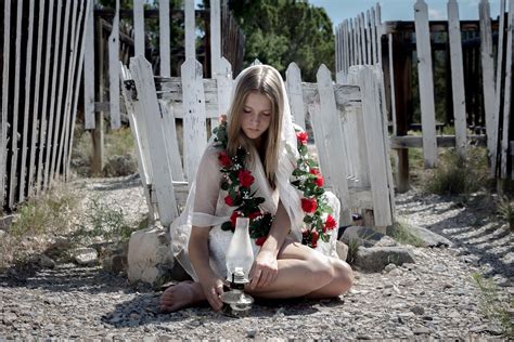 Hintergrundbilder Laterne barfuß Blumen Frauen im Freien Frau