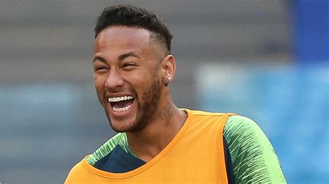 Einen berühmten fan hat er trotzdem. Brasiliens Superstar Neymar zeigt sich im Training mal ...