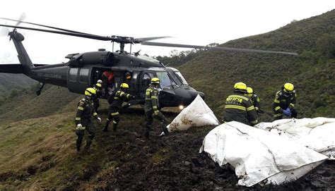 Helio neto, jugador de chapecoense de brasil, es ayudado por paramédicos en la clínica san juan de dios en la ceja. Chapecoense: así fue rescate de cuerpos del avión ...