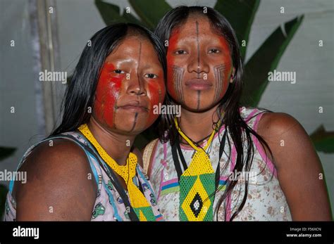 palmas brtazil 28th oct 2015 two proud kayapo indigenous women pose for a photo at the