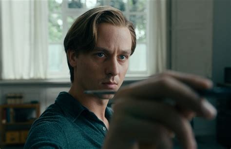 Never Look Away Werk Ohne Autor Trailer Images And Posters The Entertainment Factor