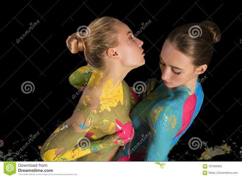 Zwei Nackte Mädchen Mit Buntes Bodyart Geerntetem Schuss Stockbild Bild von mädchen farben