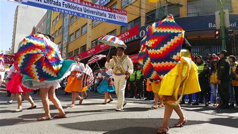Paraguas Con Los Colores De La Wiphala Y La Danza De Kallawaya Ingresan