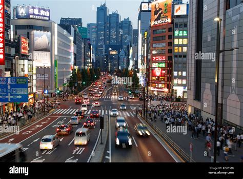 Shinjuku Zebrastreifen Fotos Und Bildmaterial In Hoher Auflösung Alamy