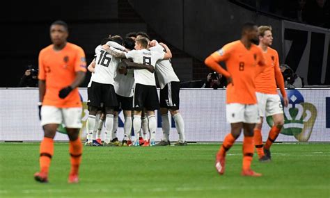Razendsnelle live tussenstanden, voetbal uitslagen en voetbaluitslagen. Nederland-Duitsland: een ware clash met bekend einde - NRC