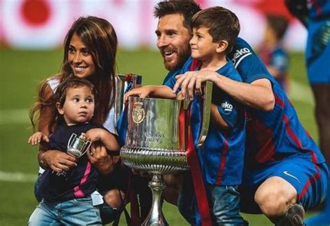 As the world cup gets into full swing many football fans are wondering about the girlfriends and wives of star players, such as lionel messi. Beautiful Family Photo Of Lionel Messi, His Wife And Their ...