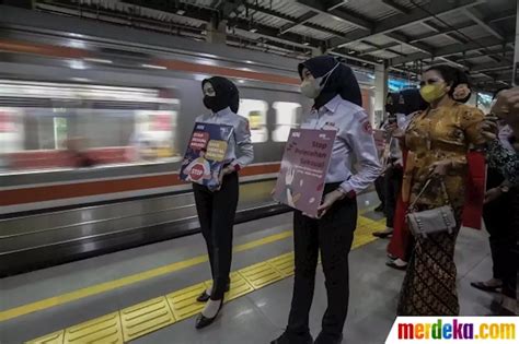 Foto Peringati Hari Ibu KAI Kampanye Stop Pelecehan Seksual Di KRL