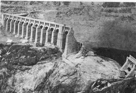 Ce barrage est toujours aujourd'hui dans l'état où il a été laissé après l'accident, et les énormes morceaux du barrage sont toujours abandonnés dans la vallée à l'aval. Généralités