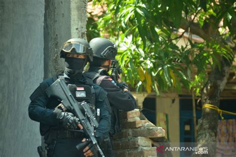 Itu terjadi setelah munarman ditangkap densus88 atas dugaan kasus terorisme. Ini Aksi Keji 5 Teroris yang Ditangkap Densus 88 di Aceh ...