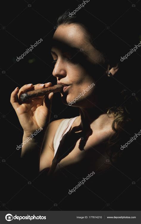 美丽的女人，抽着雪茄 — 图库照片©santypan＃177614210