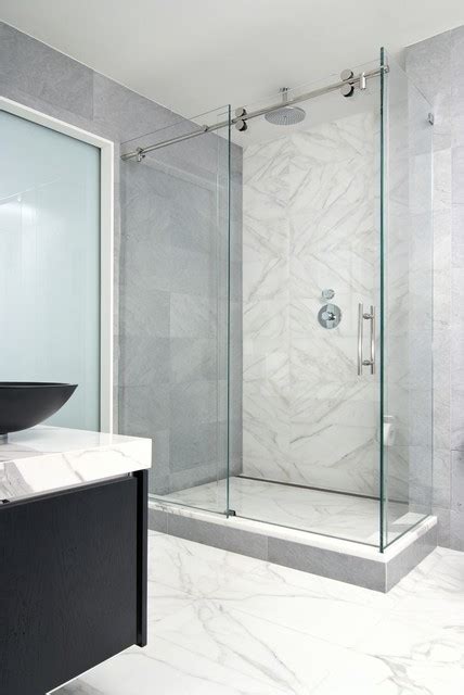 Ispirazione per una stanza da bagno padronale tradizionale di medie dimensioni con ante a filo, ante bianche, vasca da incasso, doccia alcova, piastrelle beige, piastrelle bianche, piastrelle di marmo, pareti bianche, pavimento in gres porcellanato. Calacatta Gold Bath by EPC Management - Traditional ...