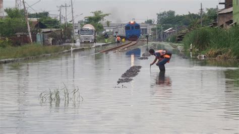 Banjir juga merendam jalan raya di depan stasiun. Rel Terendam Banjir, Perjalanan Sejumlah Kereta Api ...