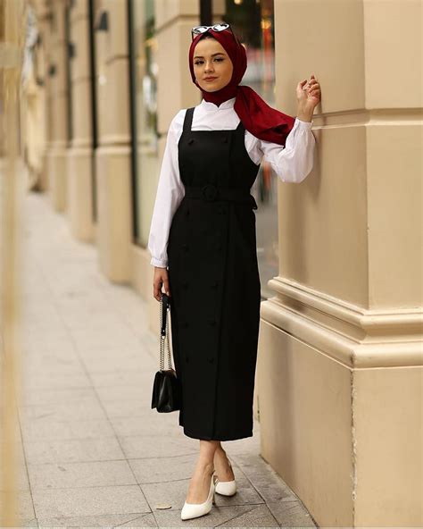Limage contient peut être une personne ou plus et personnes debout Fashion Hijabi outfits