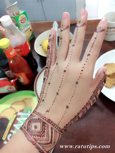 gambar henna simple  mudah ditiru love  motif henna tangan