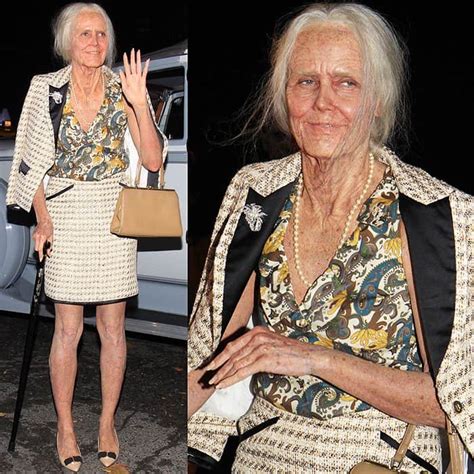 heidi klum is old woman with perfect knees for halloween
